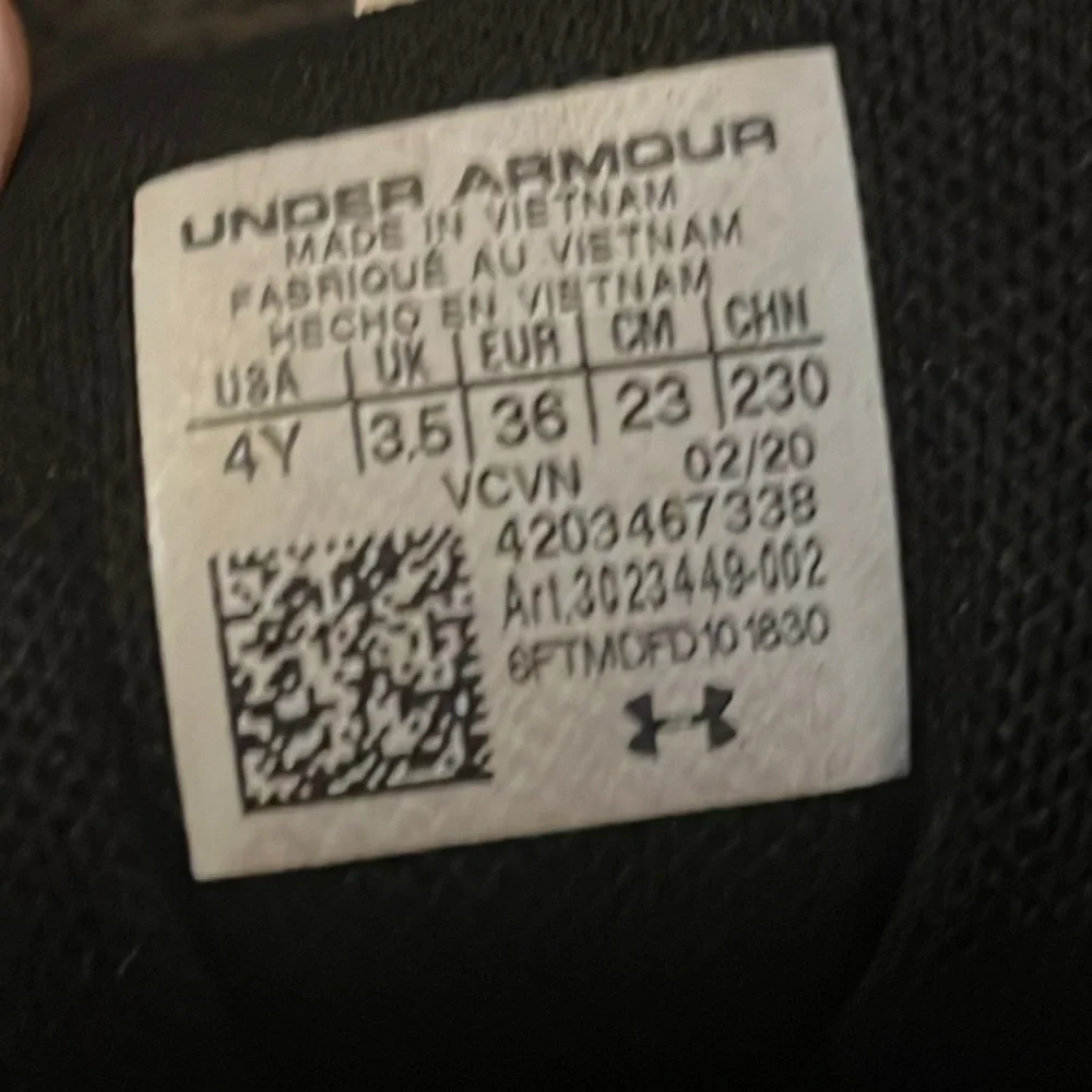 Boy’s Under Armour Baseball Cleats - Picture 6 of 6